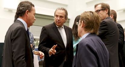 Antonio Miguel Carmona (c), este mi&eacute;rcoles durante el pleno en el Ayuntamiento.