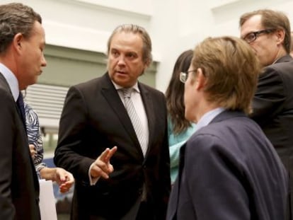 Antonio Miguel Carmona (c), este mi&eacute;rcoles durante el pleno en el Ayuntamiento.