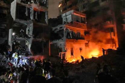 Los servicios de emergencias trabajan en el lugar del impacto del ataque israelÃ­ a Beirut este jueves. / Bilal Hussein / AP