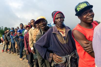 Según cifras del Programa, 920.000 personas estarían afectadas en Malaui y 15.000 en Zimbabue, por lo que la organización solicita a sus socios internacionales 14 millones de dólares para la asistencia en estos países. En la imagen, ciudadanos de Chimanimani, en Zimbabue, esperan para recibir ayuda alimentaria, el 18 de marzo de 2019.