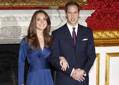 El Príncipe Guillermo y su prometida Kate Middleton posan para una fotografía en el Palacio de St. James, en el centro de Londres el 16 de noviembre de 2010.
