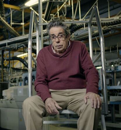 <p><b>1981-Trabajador de talleres en el cierre (48 años)</b></p> <p><b>2015-Jubilado</b></p> <p>José Álvarez tiene 83 años y aún conserva la carta que le escribió Jesús de Polanco para agradecerle los servicios prestados aquella noche, que le valió una mención honorífica en su expediente, “por su dedicación profesional y el entusiasmo demostrado en el desempeño de sus funciones durante los días 23 y 24 de febrero de 1981”. El fundador del grupo Prisa tenía costumbre de escribir a sus trabajadores y reconocer su esfuerzo con menciones de honor, como la que le envió a Álvarez. El 23-F, José Álvarez estaba de libranza, pero cuando se enteró del golpe de Estado le dijo a su mujer: “voy a llamar al periódico a ver si me necesitan para lo que sea”. Él por entonces trabajaba en el cierre organizando los periódicos para su envío. Además, le pidieron que acompañara a un motorista que estuvo repartiendo periódicos. “Vine aquí a lo que me mandaran”, recuerda emocionado.</p>