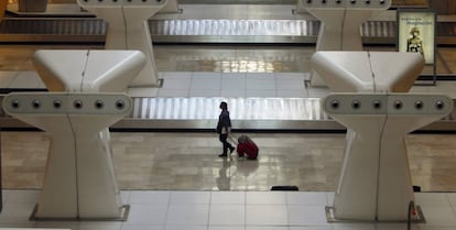 Un pasajero recogiendo su maleta en el aeropuerto de Madrid vacío