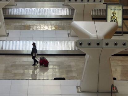 Un pasajero recogiendo su maleta en el aeropuerto de Madrid vacío