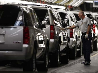 Un empleado de General Motors revisa varios coches en la planta de Arlington (Tejas).