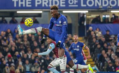 Abraham, del Chelsea, controla un balón ante el Aston Villa.
