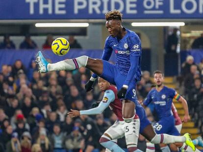 Abraham, del Chelsea, controla un balón ante el Aston Villa.