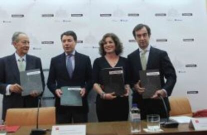 El presidente de OHL, Juan Miguel Villar Mir, junto al presidente de la Comunidad de Madrid, Ignacio González, la alcaldesa de Madrid, Ana Botella y el Juan Villar Mir de Fuentes.