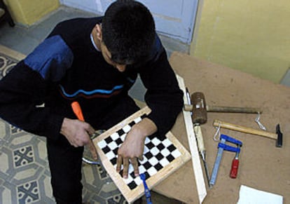 Karim, ayer, en un taller de manipulación de madera en el Casal dels Infants del Raval.