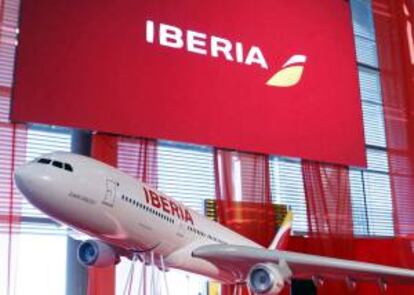Acto de presentación de la nueva imagen de Iberia, esta mañana en la T4 del aeropuerto de Barajas, que ha corrido a cargo de Antonio Vázquez, en su último acto como presidente de la aerolínea. En la imagen, una maqueta del A330 que hoy ha sido bautizado como "Juan Carlos I".