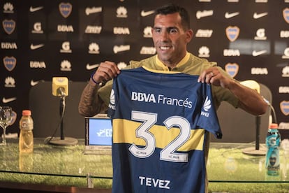 Carlos Tevez muestra en Buenos Aires la camiseta que usar&aacute; en Boca Juniors.