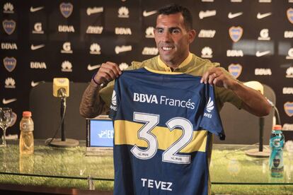 Carlos Tevez muestra en Buenos Aires la camiseta que usará en Boca Juniors.