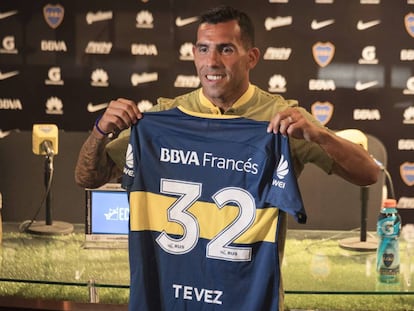 Carlos Tevez muestra en Buenos Aires la camiseta que usar&aacute; en Boca Juniors.