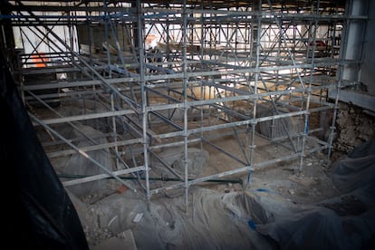 Restos del edificio monumental localizados en el yacimiento fenicio de Chiclana (Cádiz), cubiertos por los andamios de su futuro centro de interpretación