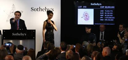 David Bennett, de la división de joyeria de Sotheby's, en la subasta del diamante 'Estrella rosa'.