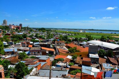 Las heces del presidente de la República del Paraguay y las de los vecinos del modestísimo barrio de La Chacarita van a parar al mismo sitio: la Bahía de Asunción (al fondo). No es raro; el palacio presidencial y este asentamiento semichabolista están a solo unos metros de distancia.