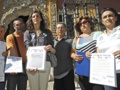 Representantes de la Plataforma Sindical de Sanidad muestran las firmas.