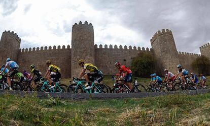 El pelotón a su paso por Ávila.