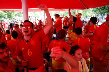 Aficionados españoles se reúnen este domingo, en Berlín (Alemania), previo a la final de la Eurocopa.