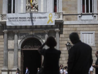 La pancarta que pide la libertad de los políticos presos en el Palau de la Generalitat.