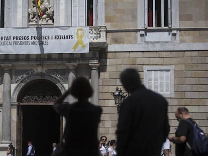 La pancarta que pide la libertad de los políticos presos en el Palau de la Generalitat.