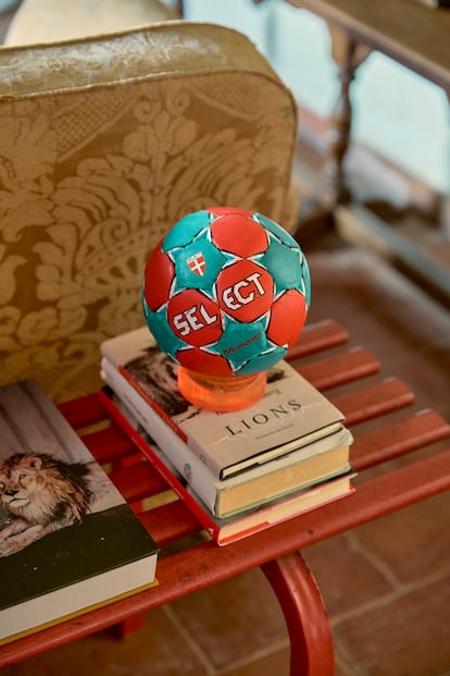 Los libros viajaron con él desde Ibiza, y los muebles con patas de león del salón proceden de un palacio de Jerez que se estaba desmantelando. Pensó en retapizarlos, pero cree que en la casa funcionan mejor tal como están.