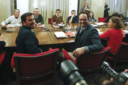 Alberto Garzón (IU, izquierda de la imagen) y Antonio Hernández (PSOE, centro de la imagen) en primer plano de esta foto de las comisiones que negocian un posible pacto de izquierdas.