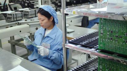 Una trabajadora examina un circuito electrónico en la factoría de Huawei Techonologies Company en Shenzhen, China.