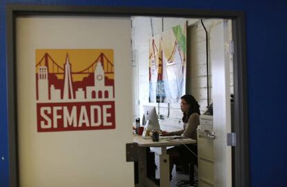 Una mujer en un estudio en San Francisco, California.