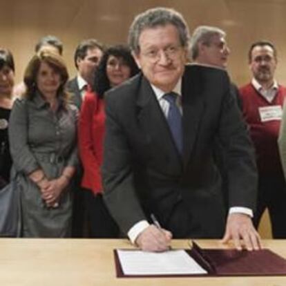 El presidente de Aena, Juan Lema, en el momento de la firma del acuerdo con los sindicatos