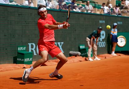 Tsitsipas golpea la pelota durante el partido contra Khachanov en Montecarlo.