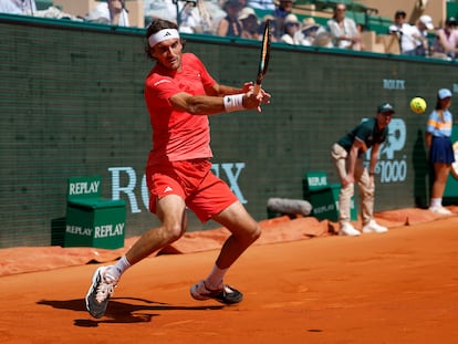 Tsitsipas golpea la pelota durante el partido contra Khachanov en Montecarlo.