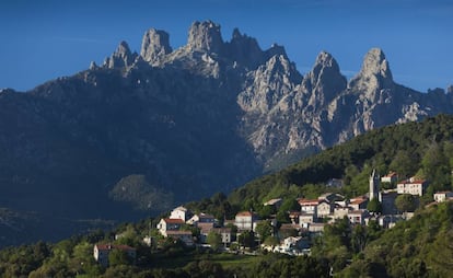 El pueblo de corso de Zonza, con las agujas de Bavella al fondo, en la región de Alta Rocca.