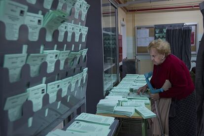 Aunque los primeros datos de participación apunta a una abstención alta, muchos andaluces han acudido a las urnas superando dificultades.