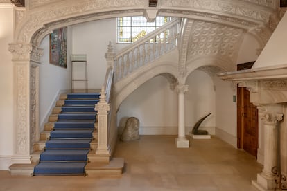 Escalera principal y vestíbulo de acceso a la sede del Colegio de Arquitectos de Málaga, conocida como la Casa de las Palmeras.