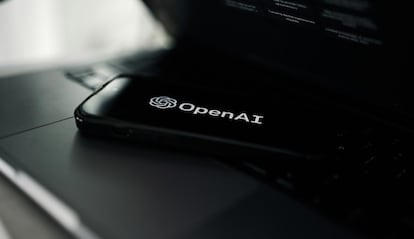 Logotipo de OpenAI en la pantalla de un móvil