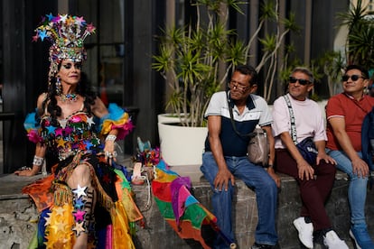 Una drag queen posa para una fotografía al lado de la Catedral Metropolitana de Ciudad de México al término del desfile. 