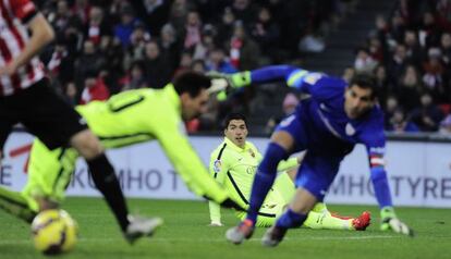 Suárez mira cómo Messi no puede rematar su centro.