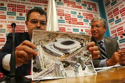 Juan Soler muestra una fotografía del futuro nuevo estadio del Valencia CF.