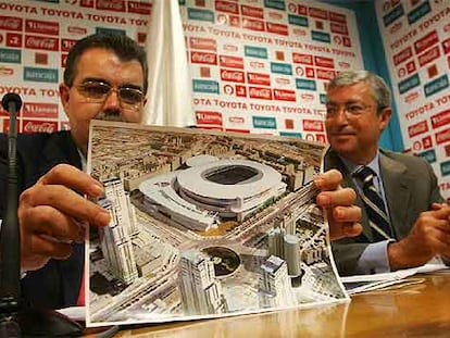 Juan Soler muestra una fotografía del futuro nuevo estadio del Valencia CF.