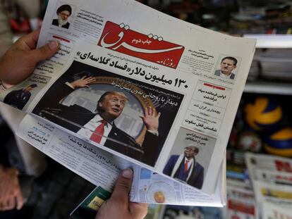 Un hombre lee un diario iraní con la imagen del presidente de EEUU, Donald Trump, el lunes en Teherán. 