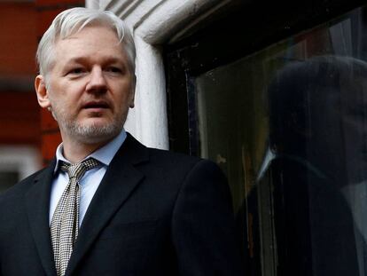 Assange, el 5 de febrero de 2016, en el balc&oacute;n de la embajada de Ecuador en Londres.