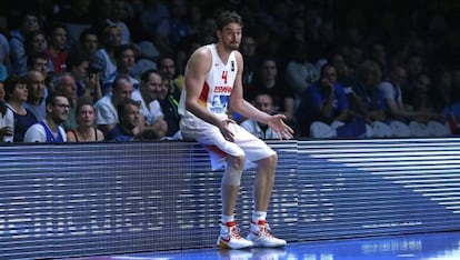 Gasol espera a entrar en pista contra Polonia.