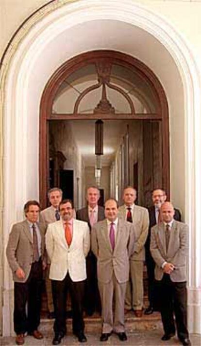 De izquierda a derecha: Javier Pérez Royo, Miguel Ángel Pino, José Rodríguez de la Borbolla, Pedro Luis Serrera, Manuel Chaves, Juan Carlos Aguilar, Ángel López y Carlos Rosado.