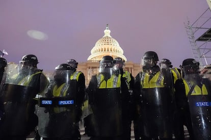 Agentes de la Policía, frente al Capitolio, este jueves.