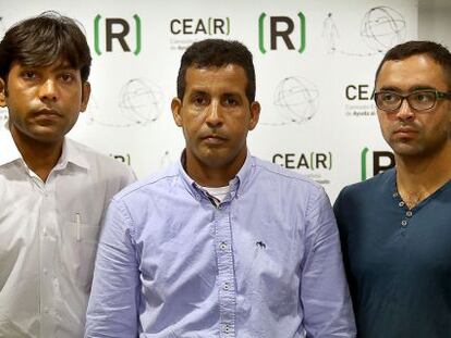 Los refugiados Joseph Anwar, pakistan&iacute;, Mamay Hannun, saharaui y Memo Hasaf, sirio, en la sede del CEAR en Valencia.