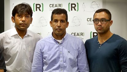 Los refugiados Joseph Anwar, pakistaní, Mamay Hannun, saharaui y Memo Hasaf, sirio, en la sede del CEAR en Valencia.