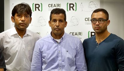 Los refugiados Joseph Anwar, pakistan&iacute;, Mamay Hannun, saharaui y Memo Hasaf, sirio, en la sede del CEAR en Valencia.