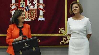Margarita Robles y María Dolores de Cospedal, ayer en la ceremonia de traspaso.