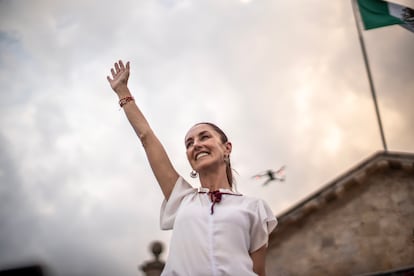 Claudia Sheinbuam candidata a la presidencia de México por el partido Morena, saluda a sus seguidores en la explanada del Instituto Cabañas en Guadalajara, Jalisco el día 28 de mayo de 2024. Las campañas presidenciales han llegado a su fin y las candidatas y el candidato cerrarán e día de mañana en diferentes plazas públicas. Claudia Sheinbaum es la candidata que encabeza el mayor numero de encuestas con más de 20 puntos de ventaja sobre el segundo lugar que es Xóchitl Gálvez.